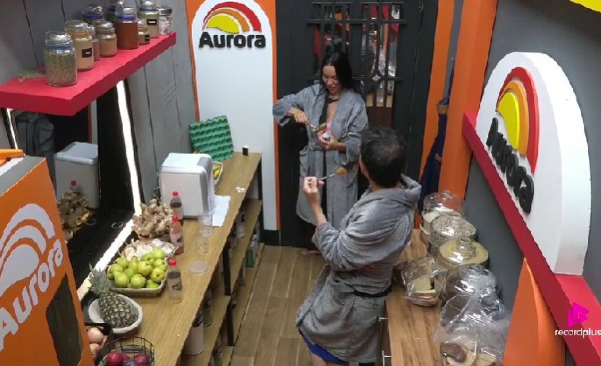 A Fazenda 17: Dudu Camargo e Tàmires comem doce de leite escondidos durante a madrugada