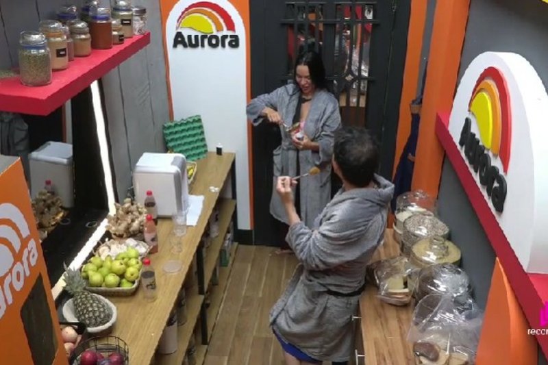 Dudu e Tàmires comem doce de leite escondidos durante a madrugada