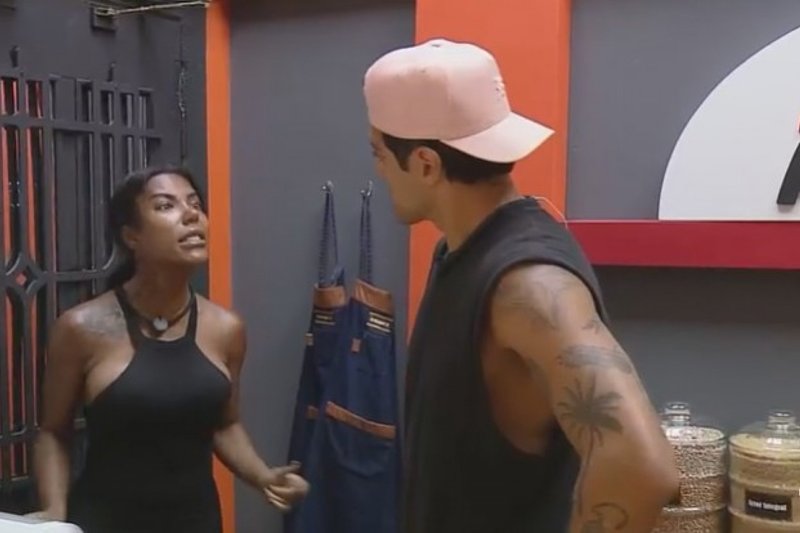 'Você aqui é a mesma coisa que nada', dispara Carol para Will 