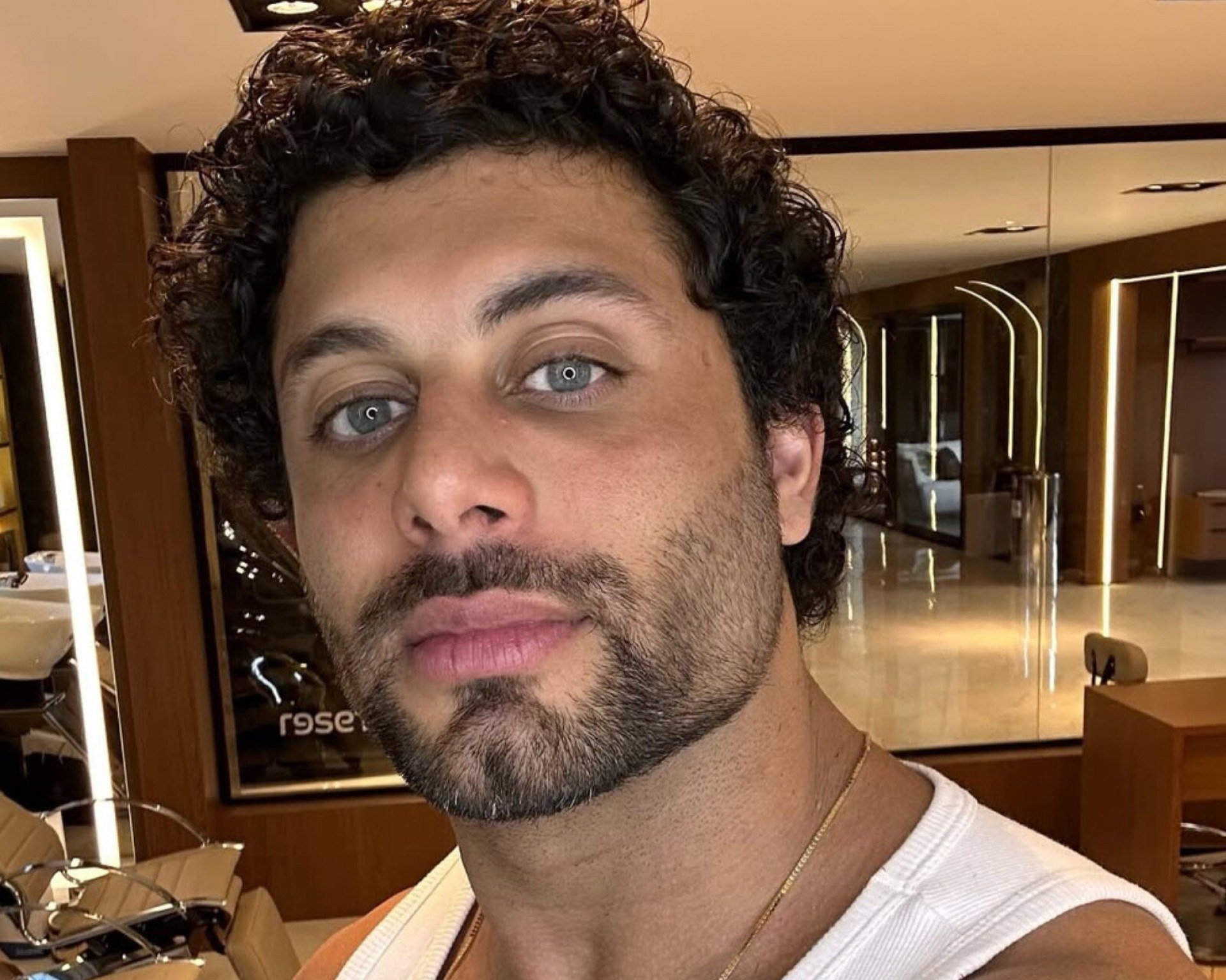 De cabeça raspada, Jesus Luz exibe abdômen trincado em foto