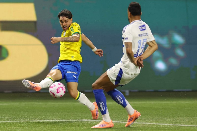 O jogador Mauricio, do Palmeiras, em jogo contra a equipe do Cruzeiro, durante partida válida pela trigésima rodada do Campeonato Brasileiro de Série A, na arena Alllianz Parque
