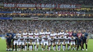 Jogadores do Santa Cruz perfilados em campo em jogo da Série D deste ano de 2025