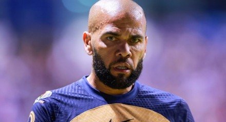 Daniel Alves Ã© flagrado pregando em igreja na Espanha; confira