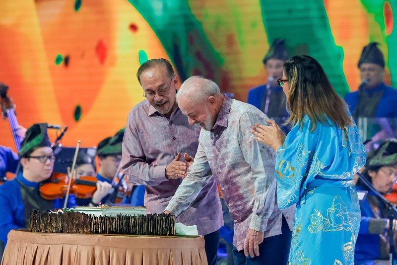 Presidente da República, Luiz Inácio Lula da Silva, durante jantar de gala oferecido pelo Primeiro-Ministro da Malásia, Anwar Ibrahim e pela senhora Wan Azizah Wan Ismail. Centro de Convenções de Kuala Lumpur, Malásia

 

