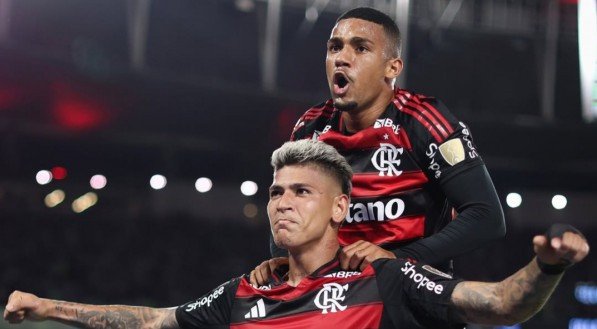 Carrascal celebra gol do Flamengo com Samuel Lino