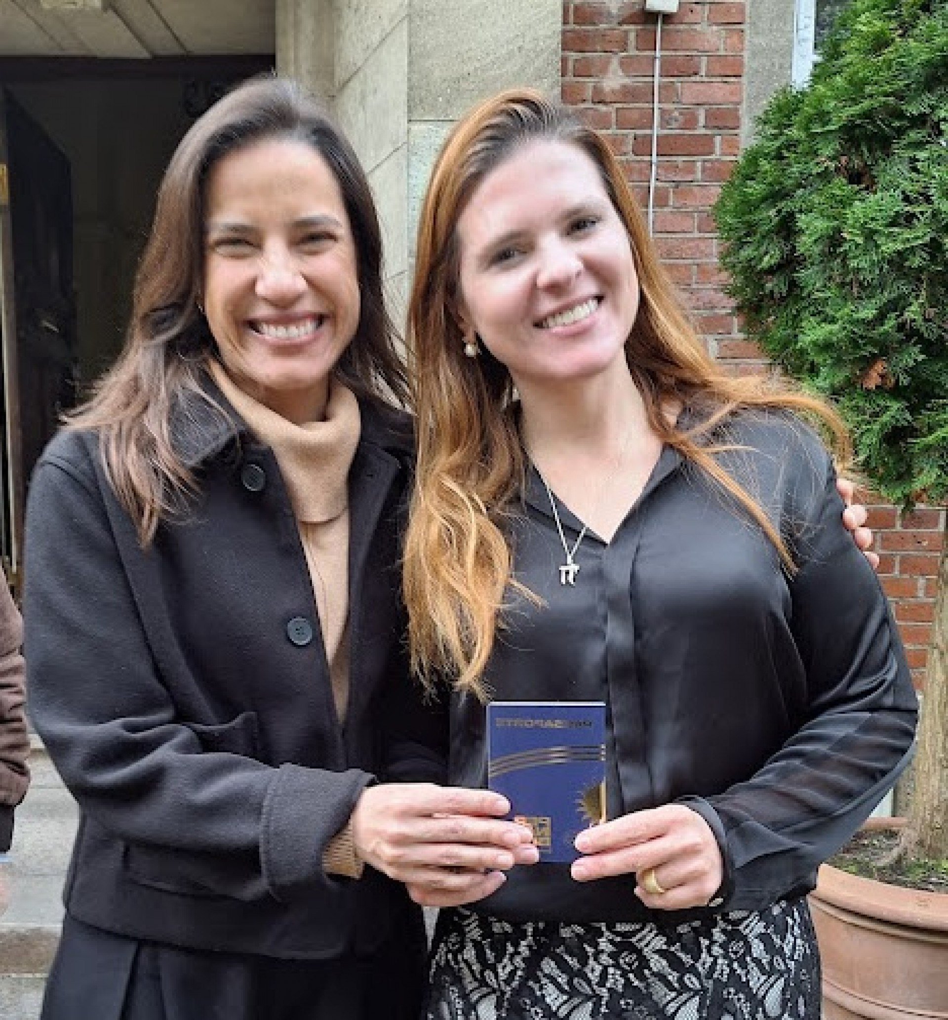 Durante evento em Copenhague, Raquel Lyra entrega o Passaporte Turístico de Pernambuco a Daniella Fernandes, embaixadora do Brasil na Dinamarca  Arquivo Pessoal