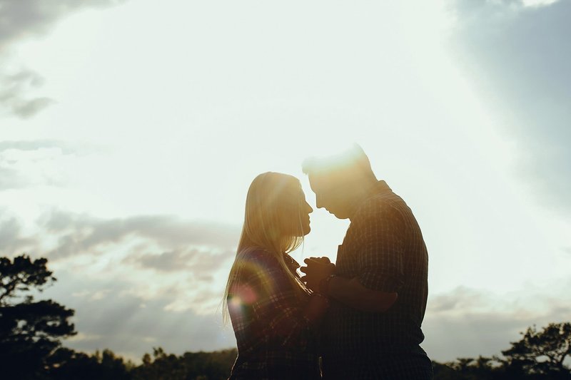 Imagem da silhueta de um casal