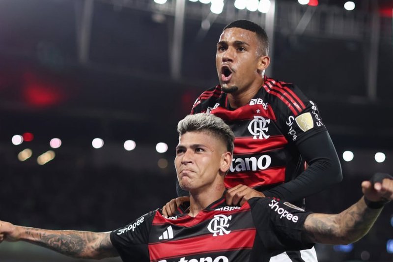 Carrascal celebra gol do Flamengo com Samuel Lino