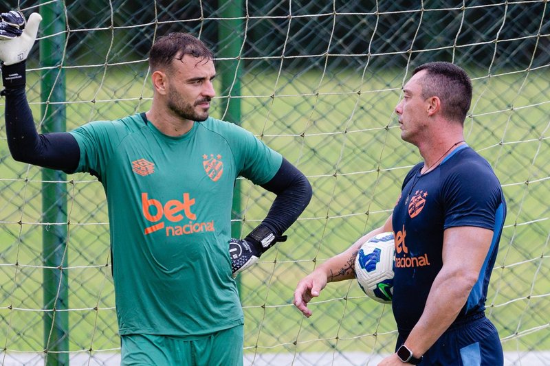 Gabriel, goleiro do Sport, em treinamento no CT José de Andrade Médicis