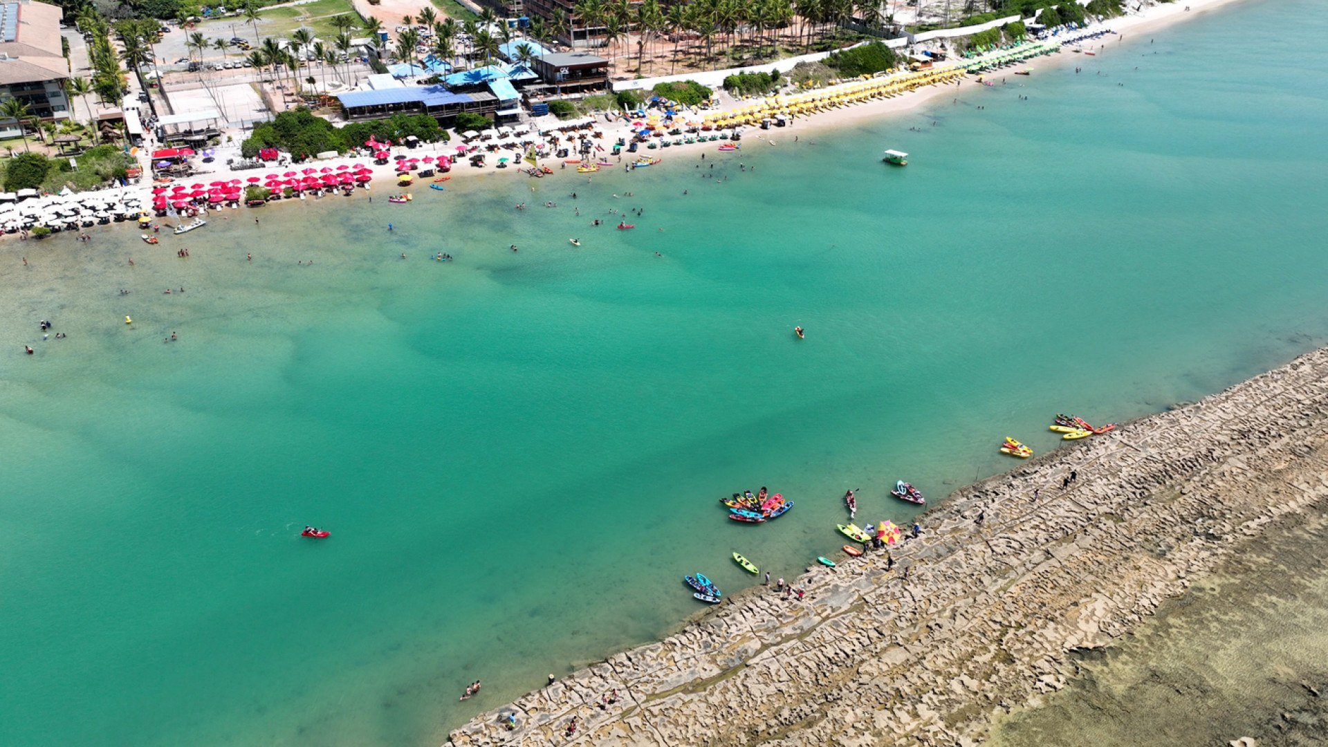 Maré baixa marca dia em Porto de Galinhas nesta terça-feira (28)