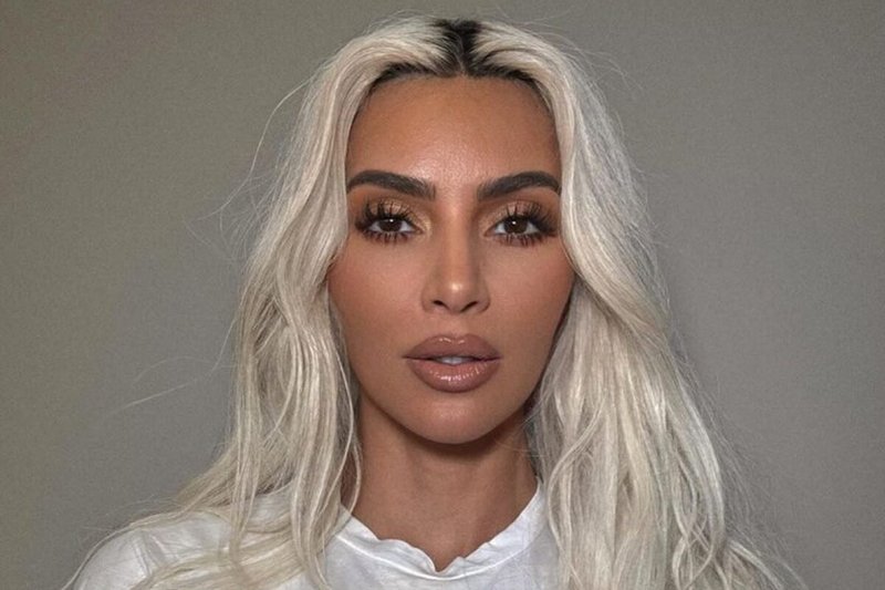 Kim Kardashian sensualiza com lingerie ousada e provoca clima quente ao exibir suas curvas