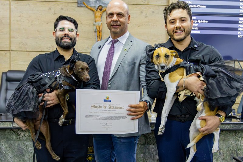 O vereador Anderson Correia, junto com José Pedro da Silva Neto e Charllys Silva Teixeira, na Câmara 