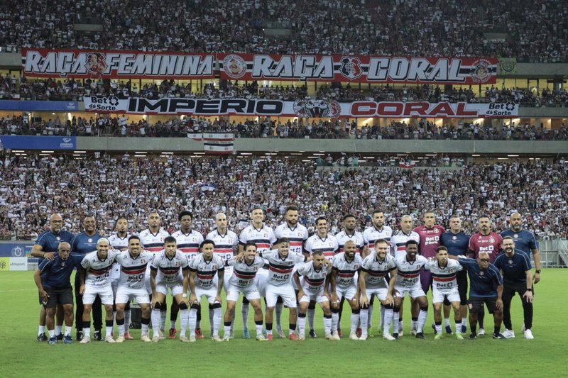 Jogadores do Santa Cruz perfilados em campo em jogo da Série D deste ano de 2025