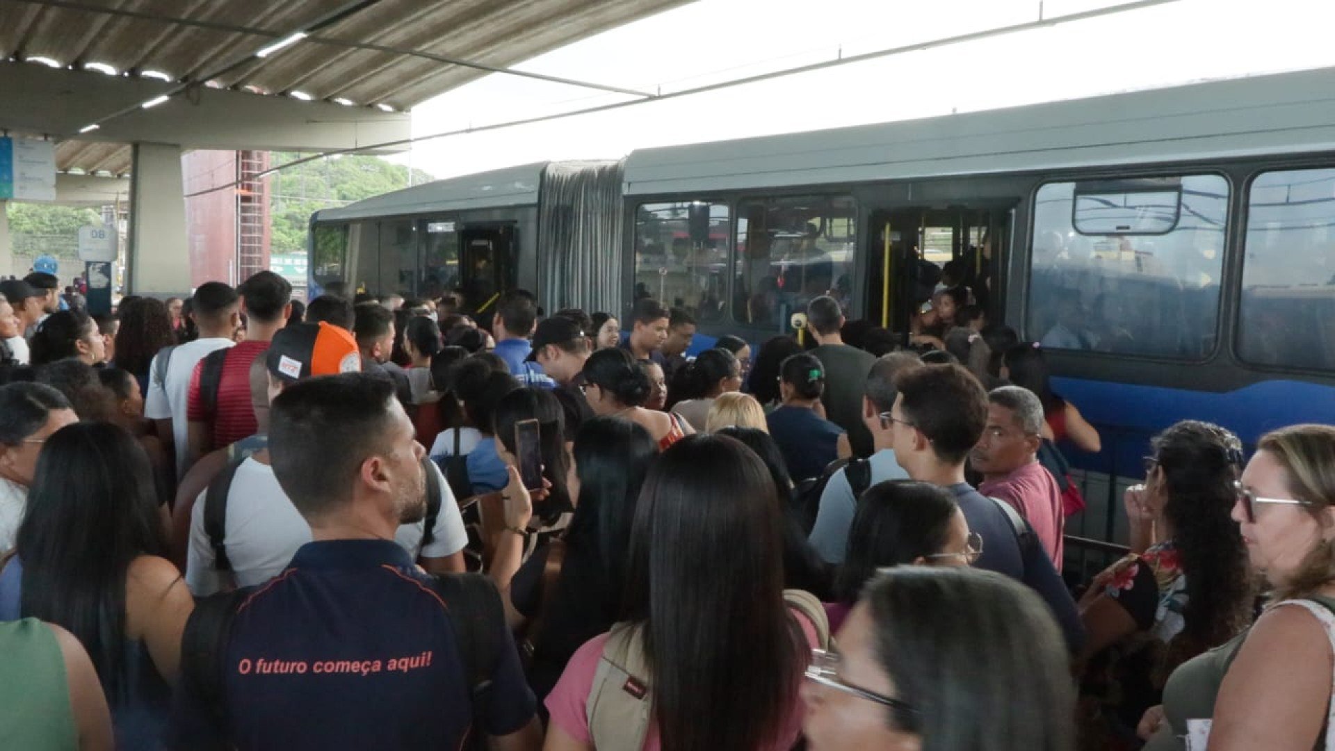 Filas longas e movimento intenso no Terminal de Camaragibe após paralisação da Linha Camaragibe do Metrô do Recife, que continua sem funcionar Sidney Lucena / JC imagem