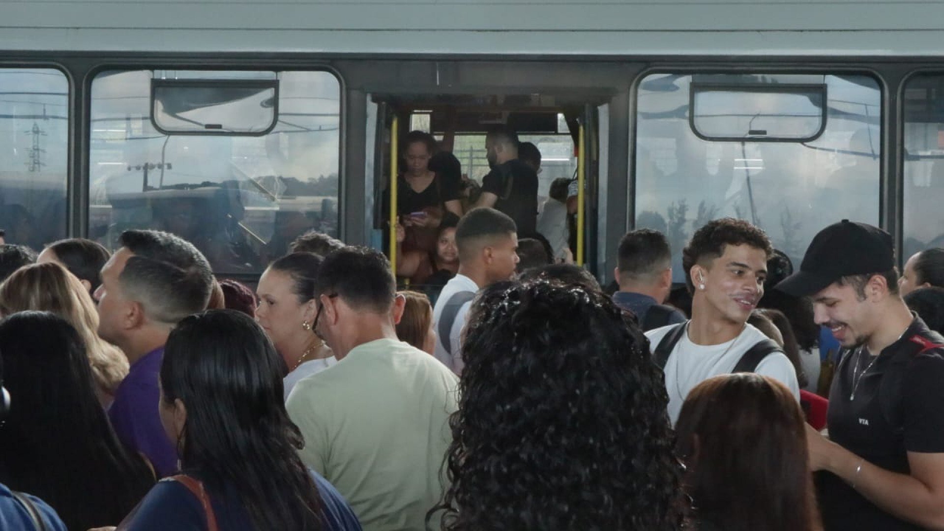 Metrô do Recife segue com Ramal Camaragibe paralisado após incêndio em vagão