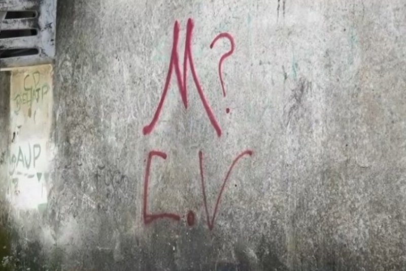 Muros pichados com símbolos de facções criminosas denunciam a presença do crime organizado em bairros da Zona Norte do Recife e Olinda