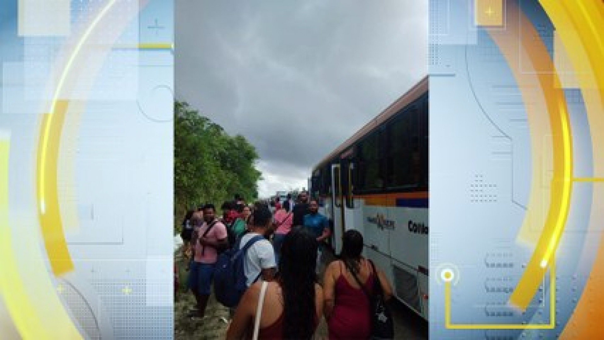 Passageiro assume o volante após motorista abandonar ônibus na BR-101