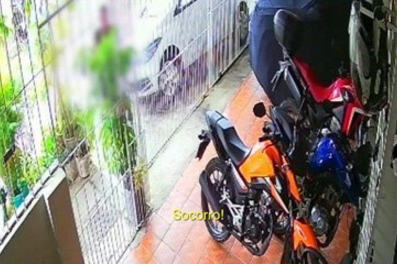 Homem foi detido após invadir residência da ex-companheira e ferir-se em confronto com atual namorado