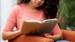 Imagem de uma mulher lendo livro