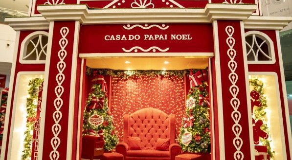 A nova Casa do Noel, totalmente iluminada e interativa, recebe o público em um espaço acessível, com brinquedos, totem para fotos e área pet decorada Heudes Regis/Divulgação