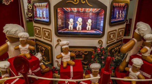 Sons de fornos acesos e o perfume de baunilha e chocolate embalam o espaço dos biscoitos dançantes, um dos pontos mais lúdicos da decoração deste ano Heudes Regis/Divulgação