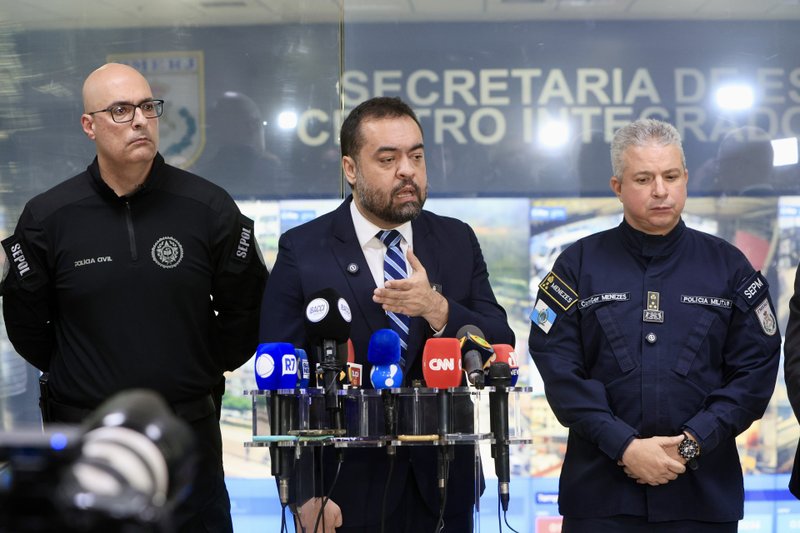 Governador Cláudio Castro durante coletiva de imprensa no Centro Integrado de Comando e Controle