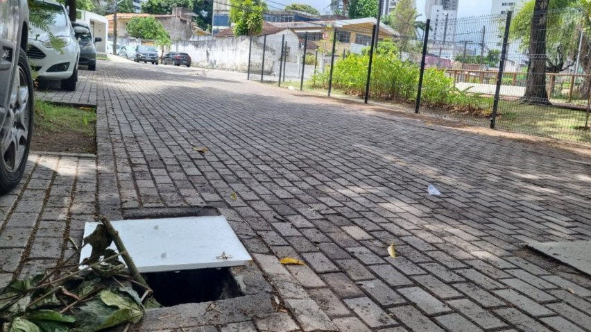 Buraco no entorno do Parque Jardim do Poço  LUIZ SILVA / VOZ DO LEITOR