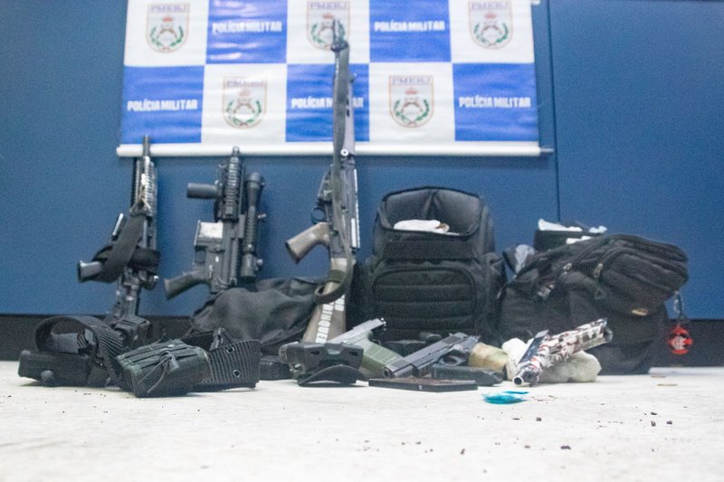 As Forças de Segurança do Rio realizam uma Operação nos Complexo da Penha e Alemão, com o objetivo de prender lideranças criminosas do Rio e de outros estados além de combater a expansão territorial do Comando Vermelho (CV), nesta terça-feira (28).