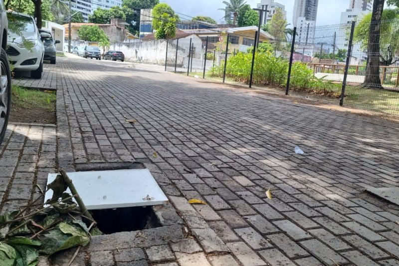 Buraco no entorno do Parque Jardim do Poço