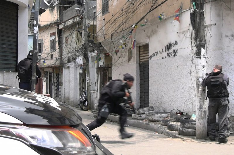 Cerca de 2.500 agentes das policias civil e militar participam nesta terca-feira (28) da "Operacao Contencao" nos complexos da Penha e do Alemao, Zona Norte do Rio de Janeiro