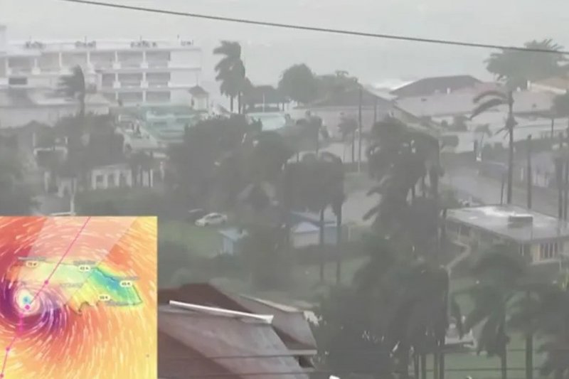 O Melissa atingiu o sudoeste da Jamaica, perto de New Hope, e se movia de norte a nordeste a 15 km/h, de acordo com o Centro Nacional de Furacões