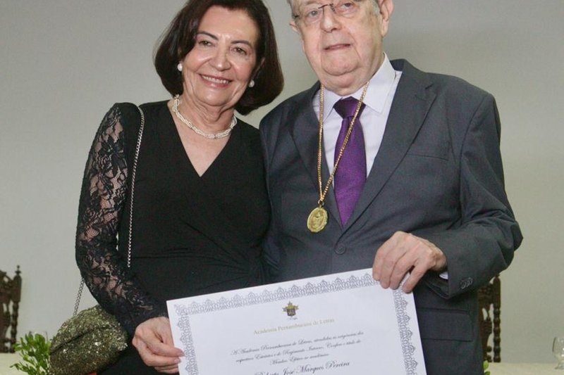 Roberto Pereira com a esposa Elaine, na sua posse na Academia Pernambucana de Letras