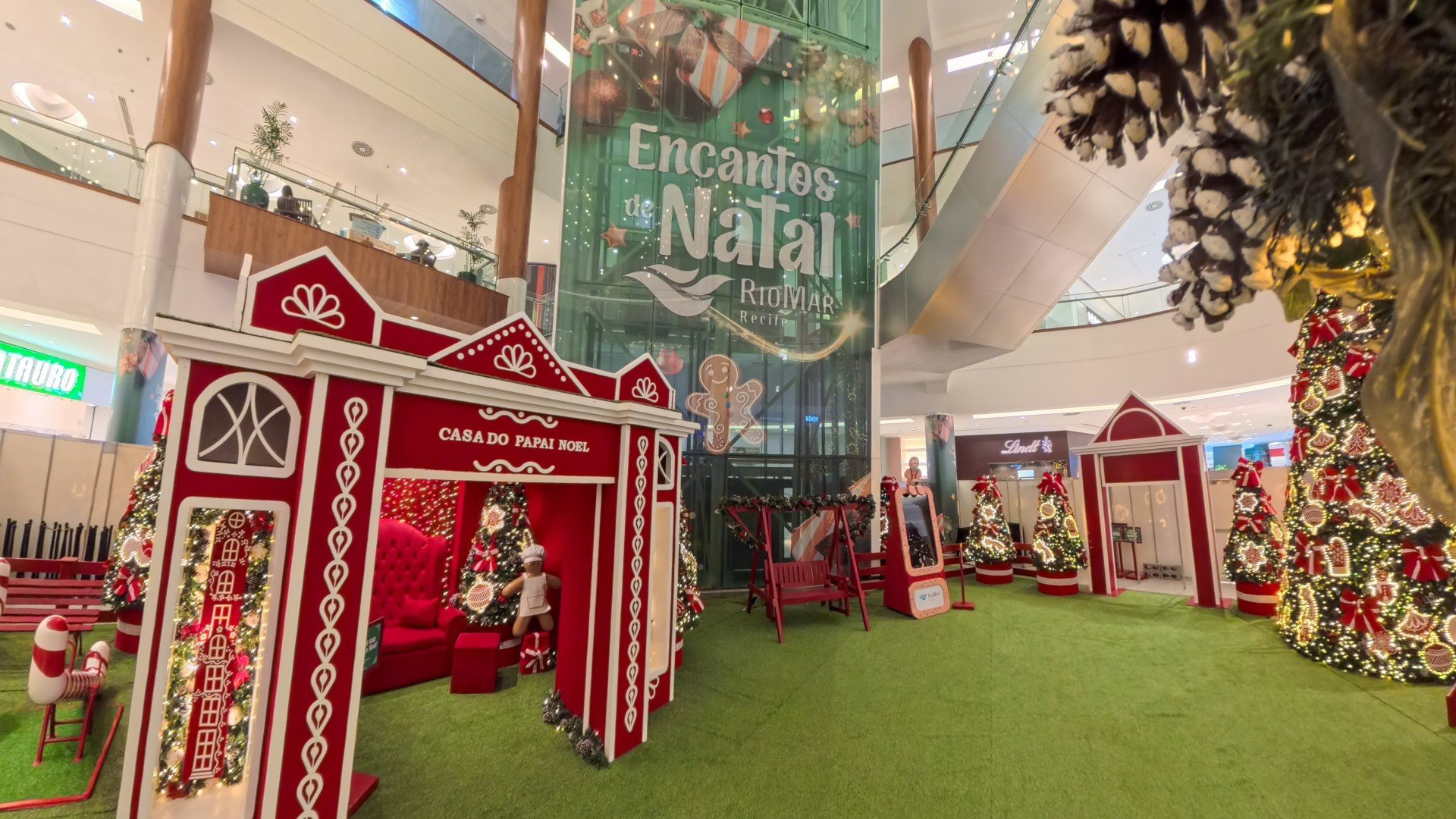 O RioMar vira um grande circuito natalino, com luzes, música e cenários interativos que ocupam as duas praças de eventos do Piso L1 Arnaldo Carvalho/Divulgação