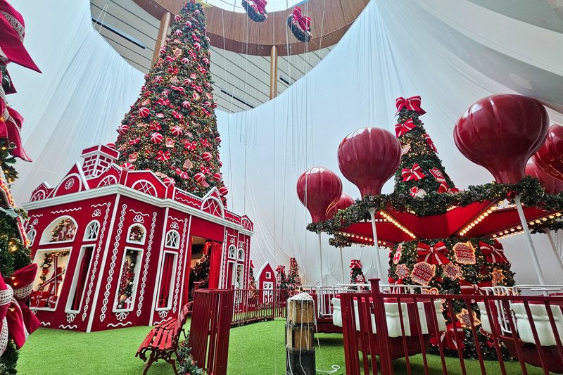 Com 20 metros de altura, a árvore central domina o cenário do Parque dos Biscoitos, cercada por cores, aromas e elementos que remetem às tradicionais confeitarias de Natal