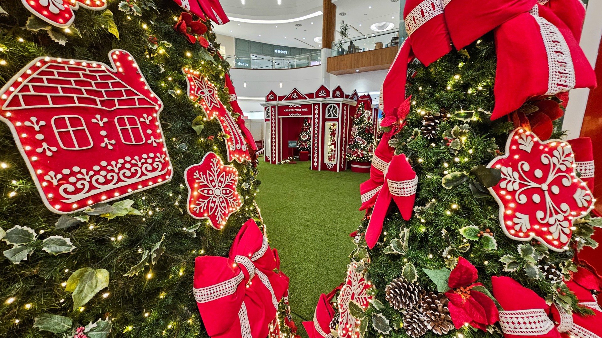 Dentro da casa, o público pode visitar uma fábrica de biscoitos animada e uma bancada de produção, onde personagens interagem com crianças e adultos. Divulgação/ Arnaldo Carvalho