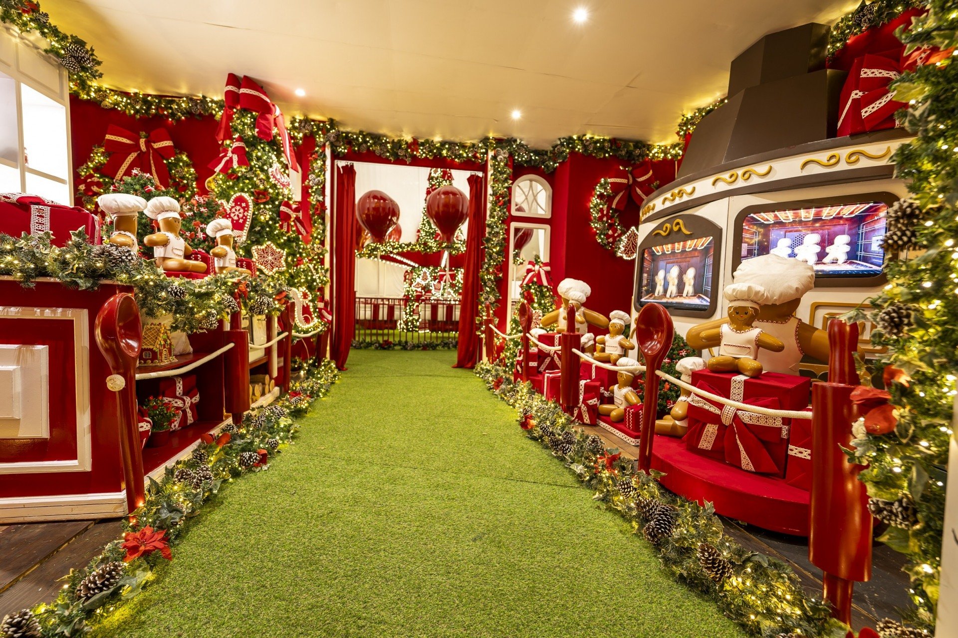 Dentro da casa, o público pode visitar uma fábrica de biscoitos animada e uma bancada de produção, onde personagens interagem com crianças e adultos. Divulgação/ Arnaldo Carvalho