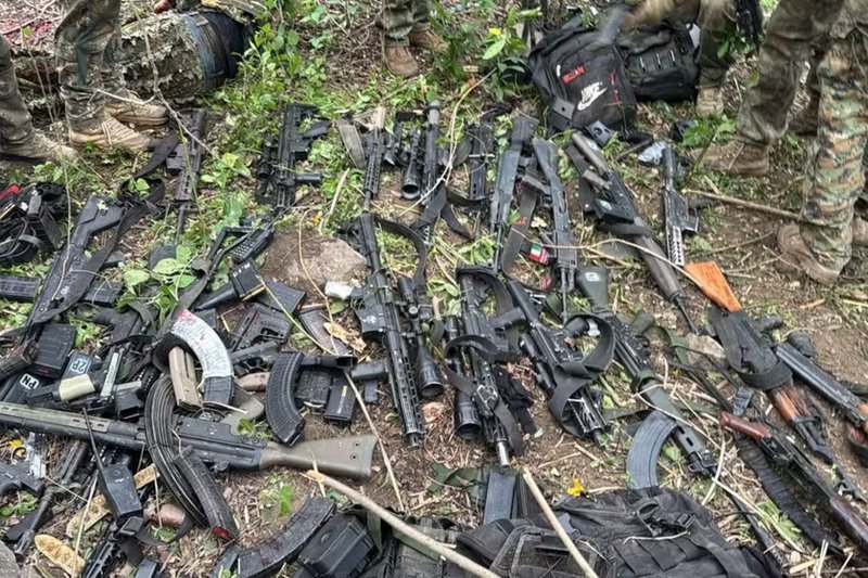 Foram apreendidos pelo menos 93 fuzis em posse dos criminosos