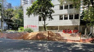 Entulhos de obras acumulados em via pública