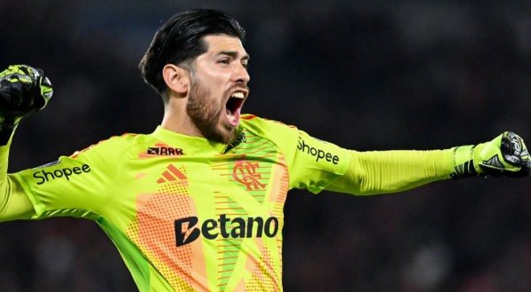 Rossi, goleiro titular do Flamengo, em comemoração