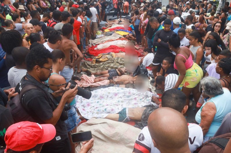 Corpos de mortos da megaoperação de terça, em rua na Penha, zona norte do Rio de Janeiro