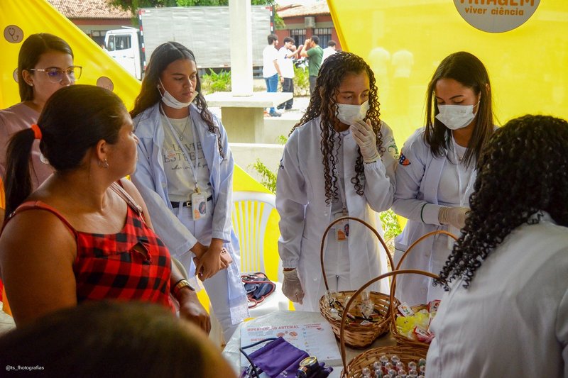 Estudantes participam da tradicional feira de conhecimentos Viver Ciência
