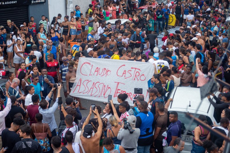 Moradores do Complexo da Penha, na zona norte do Rio de Janeiro, protestam após a retirada de ao menos 60 corpos em uma área de mata na Serra da Misericórdia