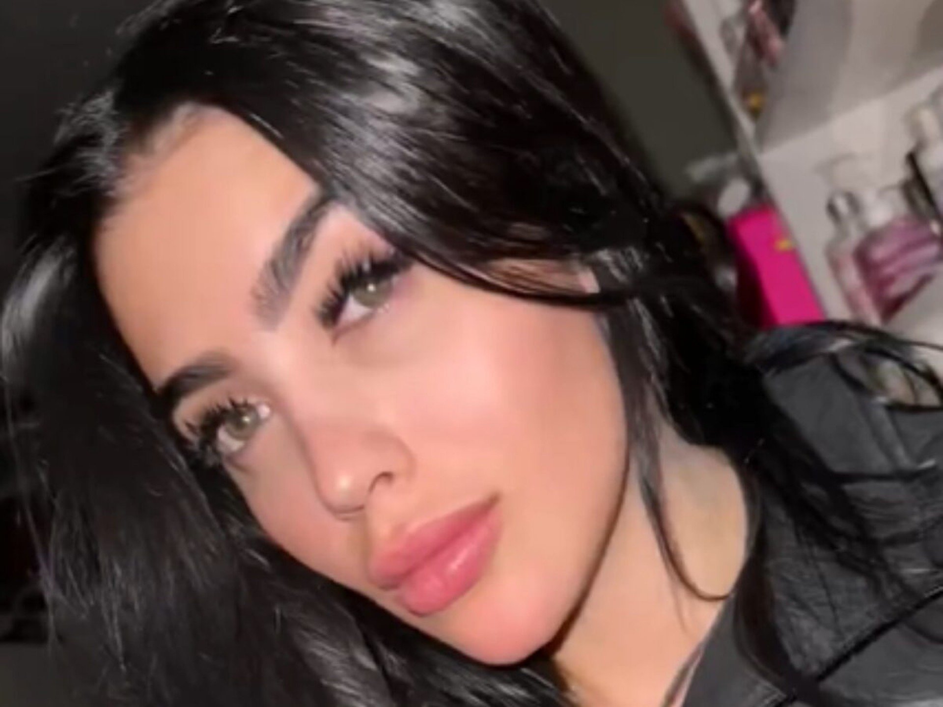 MC Mirella rebola de fio-dental e impressiona com movimento do bumbum