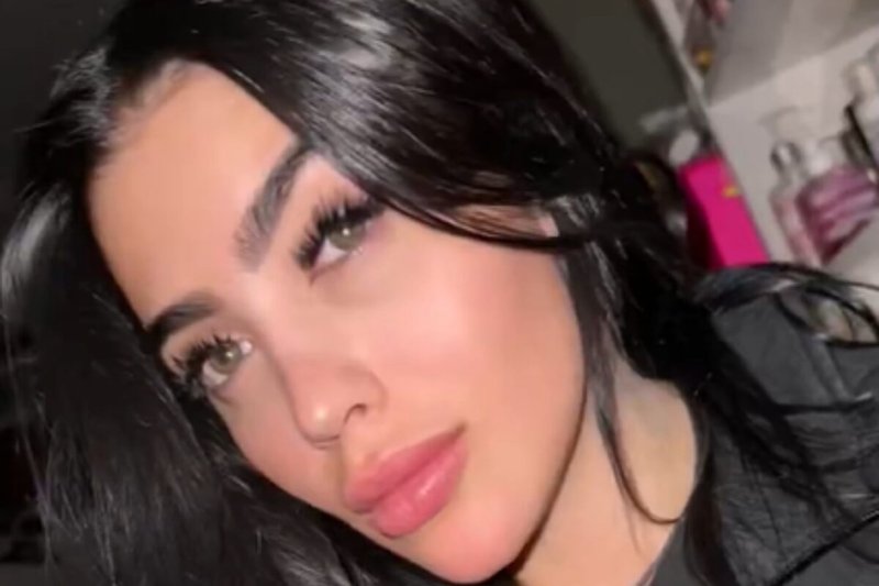 MC Mirella rebola de fio-dental e impressiona com movimento do bumbum