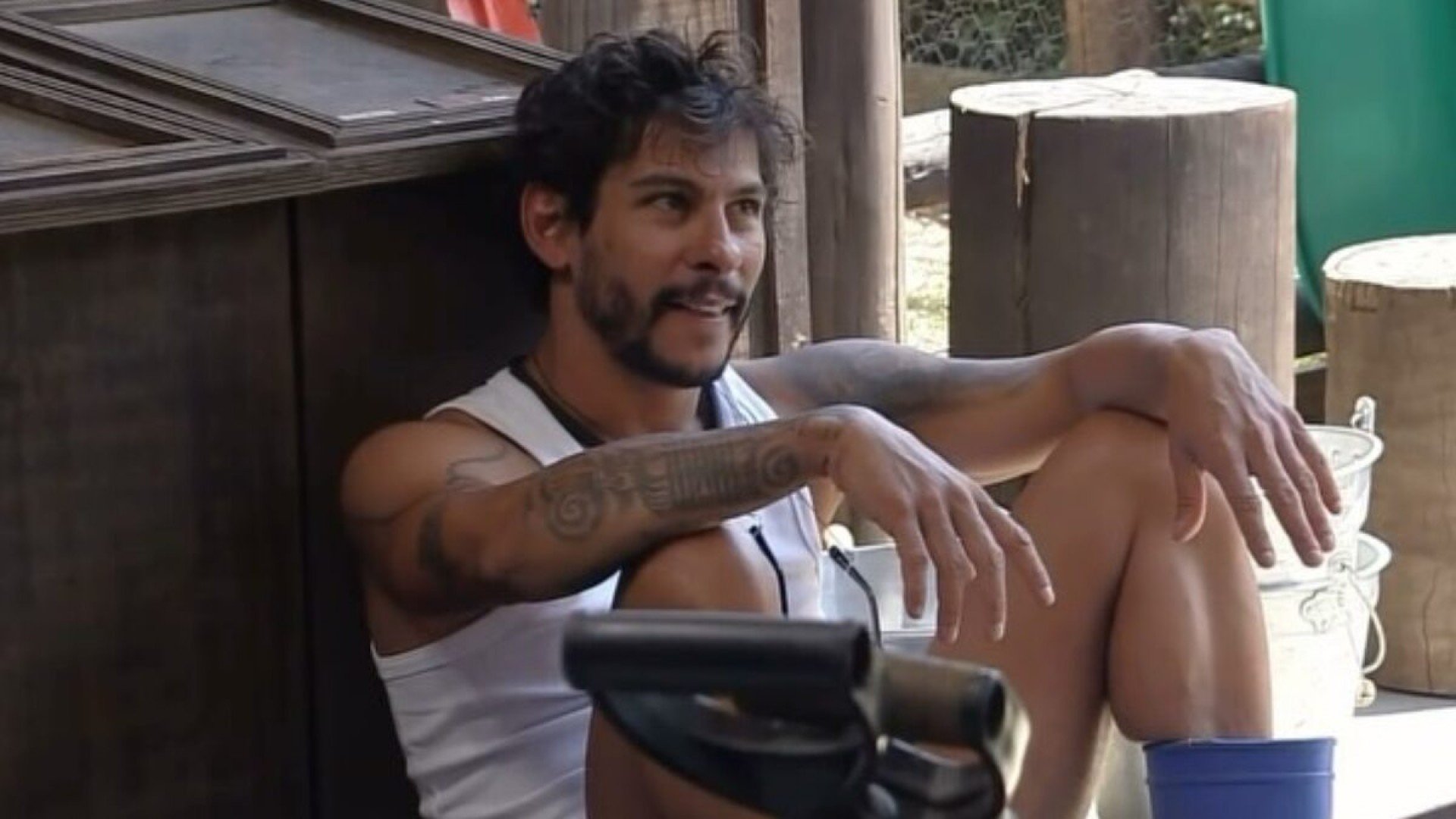 Em A Fazenda 17, Shia deixa a toalha cair e acaba mostrando demais diante das câmeras