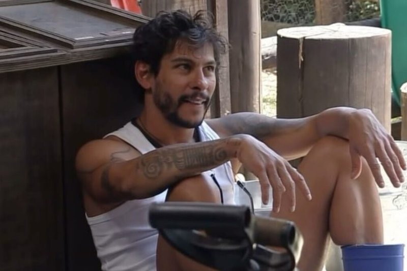 Em A Fazenda 17, Shia deixa a toalha cair e acaba mostrando demais diante das câmeras