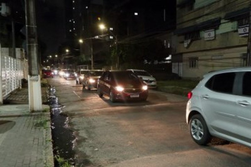 Mulher é Assaltada em Plena Luz do Dia na Rua Joaquim de Brito, Boa Vista, Recife: Dupla Rouba Carro e Celular