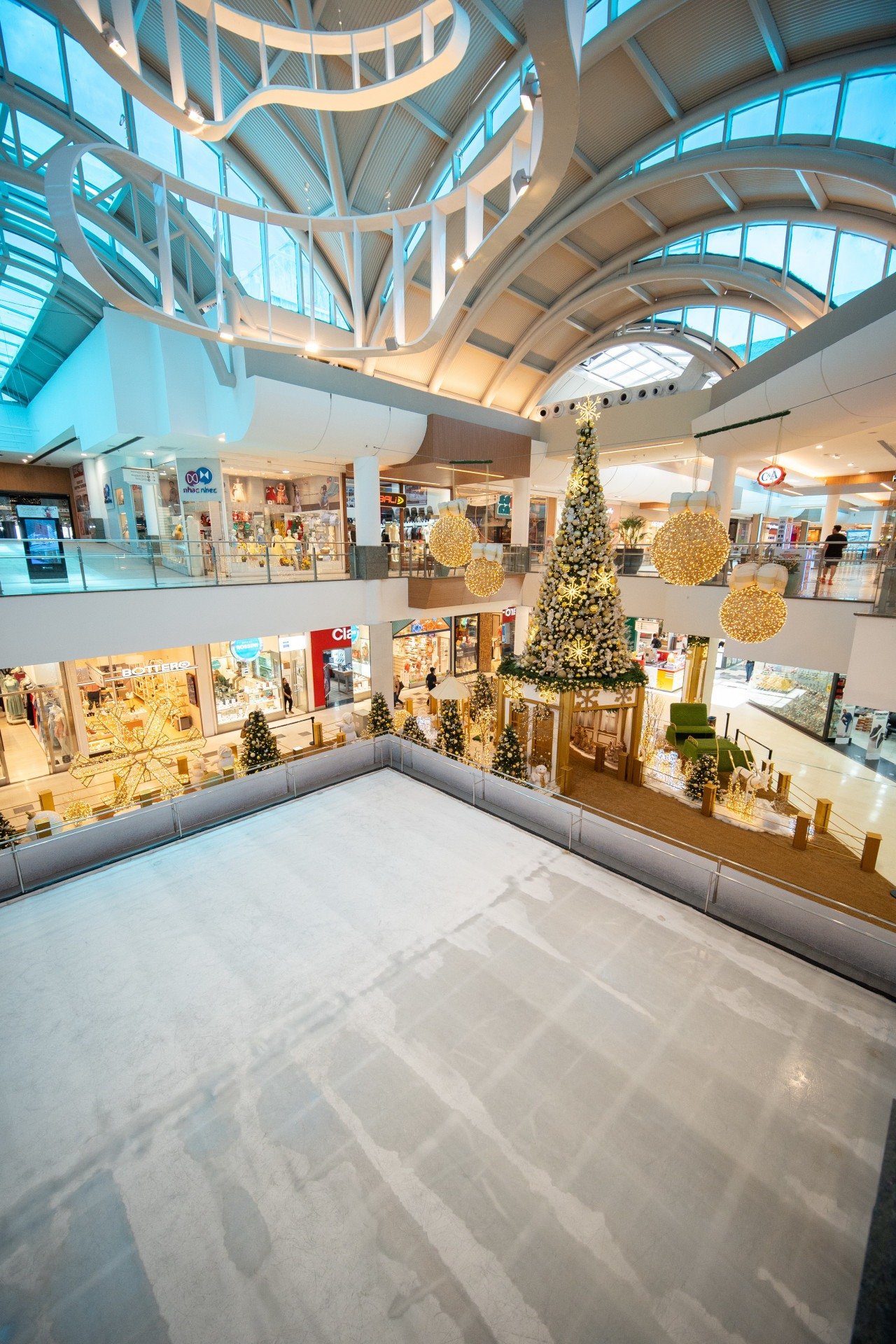 A principal atração é uma pista de patinação no gelo de 161 m², localizada na Praça de Eventos, que promete muita diversão Danilo Catao/Cortesia