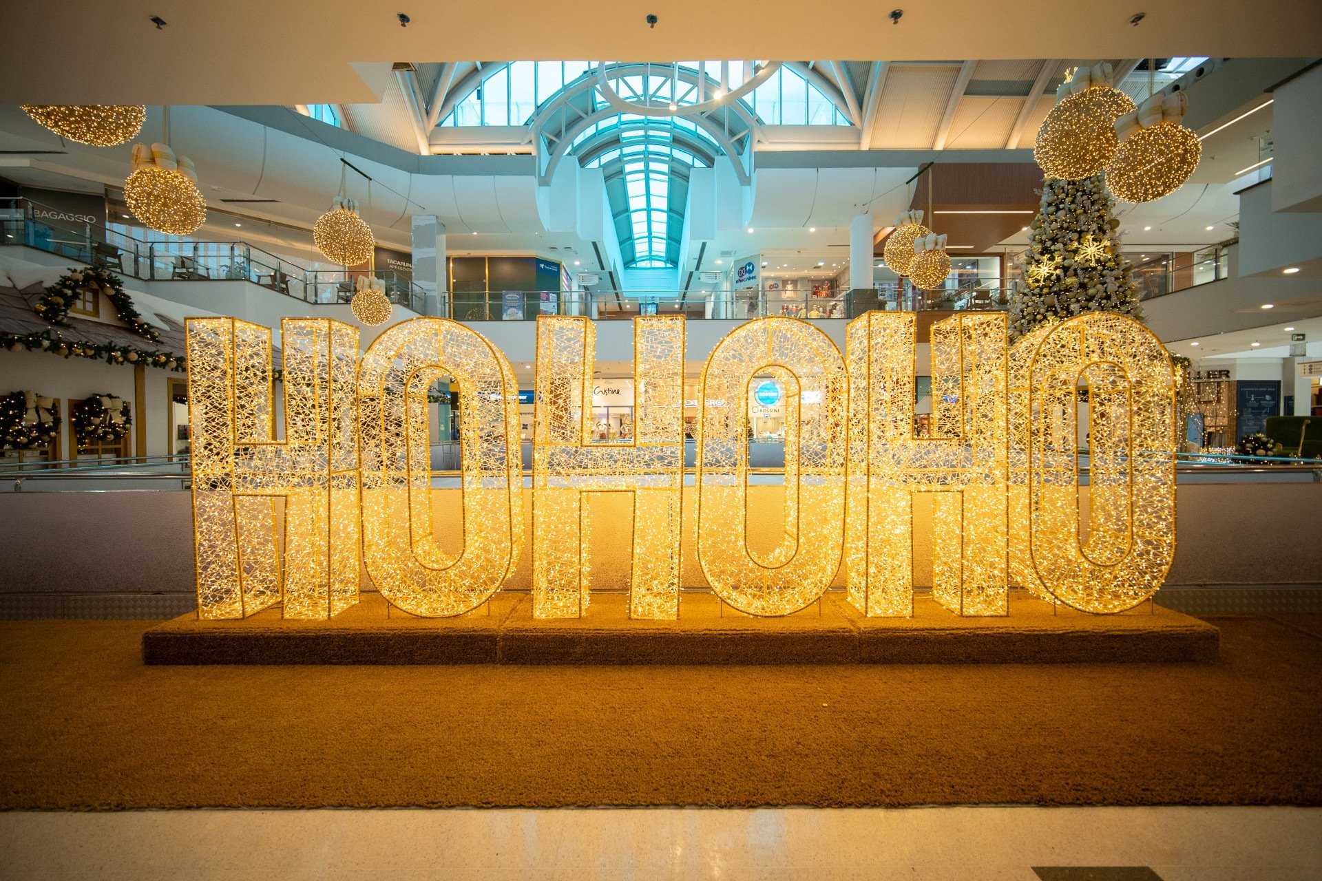 Festa de luzes apostando na tonalidade amarela da decoração. Danilo Catao