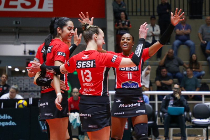 Jogadores do Bauru se cumprimentam após ponto